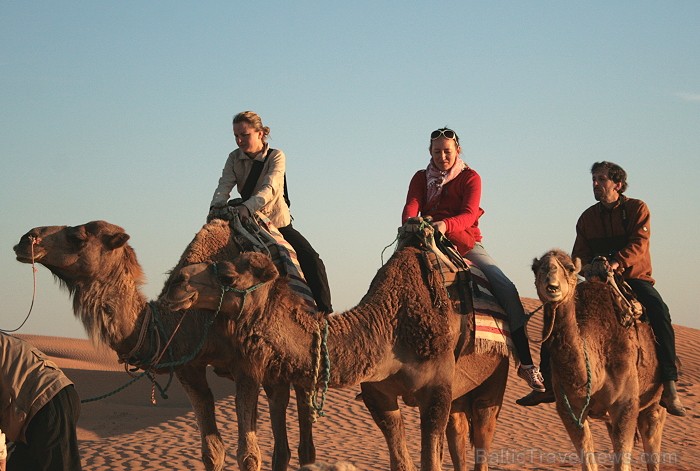 Dodies ar kamieli iepazīt Sahāras saullēktu Tunisijā. Vairāk informācijas par Tunisiju kā tūrisma galamērķi www.tourisme.gov.tn Dodies ar kamieli iepazīt Sahāras saullēktu Tunisijā. Vairāk informācijas par Tunisiju kā tūrisma galamērķi www.tourisme.gov.tn 90034