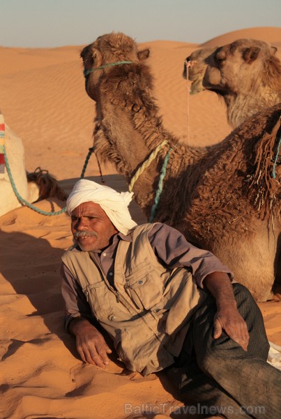 Dodies ar kamieli iepazīt Sahāras saullēktu Tunisijā. Vairāk informācijas par Tunisiju kā tūrisma galamērķi www.tourisme.gov.tn Dodies ar kamieli iepazīt Sahāras saullēktu Tunisijā. Vairāk informācijas par Tunisiju kā tūrisma galamērķi www.tourisme.gov.tn 90046