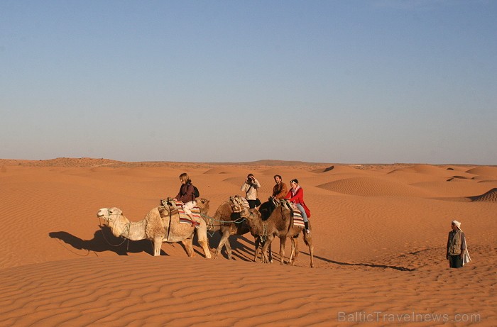 Dodies ar kamieli iepazīt Sahāras saullēktu Tunisijā. Vairāk informācijas par Tunisiju kā tūrisma galamērķi www.tourisme.gov.tn Dodies ar kamieli iepazīt Sahāras saullēktu Tunisijā. Vairāk informācijas par Tunisiju kā tūrisma galamērķi www.tourisme.gov.tn 90051