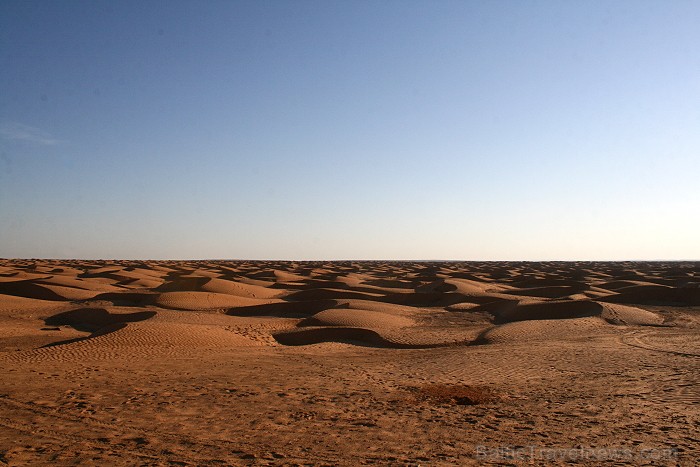Dodies ar kamieli iepazīt Sahāras saullēktu Tunisijā. Vairāk informācijas par Tunisiju kā tūrisma galamērķi www.tourisme.gov.tn Dodies ar kamieli iepazīt Sahāras saullēktu Tunisijā. Vairāk informācijas par Tunisiju kā tūrisma galamērķi www.tourisme.gov.tn 90052