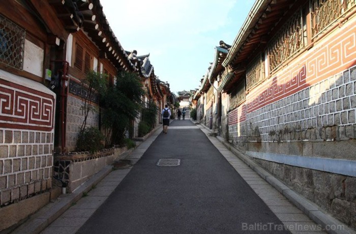 Bukchon Hanok ciemats – vieta, kur redzamas korejiešu tradicionālās ēkas. Cilvēki joprojām dzīvo šajās ēkās un dažas no tām ir pat 100 gadus vecas - w Bukchon Hanok ciemats – vieta, kur redzamas korejiešu tradicionālās ēkas. Cilvēki joprojām dzīvo šajās ēkās un dažas no tām ir pat 100 gadus vecas - w 90175