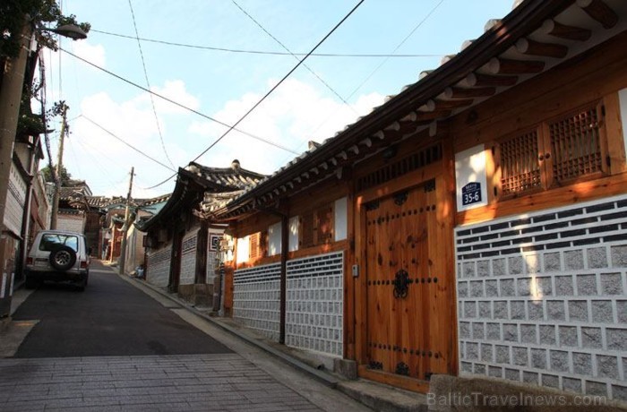 Bukchon Hanok ciemats – vieta, kur redzamas korejiešu tradicionālās ēkas. Cilvēki joprojām dzīvo šajās ēkās un dažas no tām ir pat 100 gadus vecas - w Bukchon Hanok ciemats – vieta, kur redzamas korejiešu tradicionālās ēkas. Cilvēki joprojām dzīvo šajās ēkās un dažas no tām ir pat 100 gadus vecas - w 90180