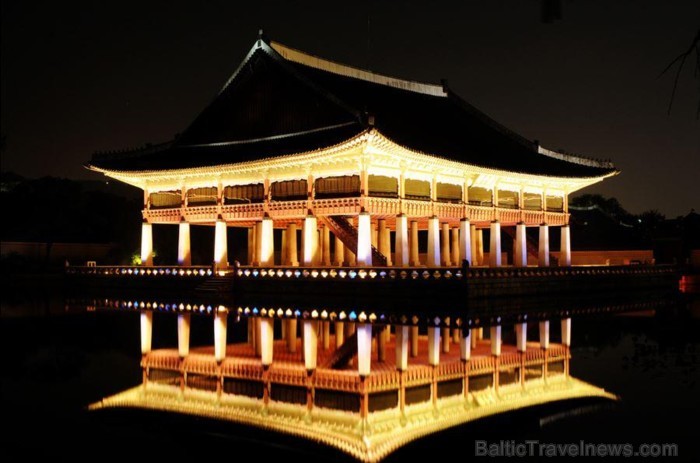 Gyeongbokgung pils. Šī bijusi Joseon dinastijas pils – galvenā mītnes vieta. Šeit karalis satika savu galmeniekus un vadīja valsts pārvaldi - www.vis Gyeongbokgung pils. Šī bijusi Joseon dinastijas pils – galvenā mītnes vieta. Šeit karalis satika savu galmeniekus un vadīja valsts pārvaldi - www.vis 90183
