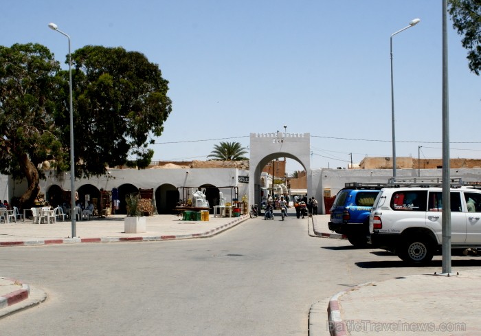 Douz – ir tipisks Tunisijas ciemats tuksnesī: tirdziņos šeit var nopirkt berberu rotaslietas un kamieļu ādas izstrādājumus, iedzīvotāji audzina vēja s Douz – ir tipisks Tunisijas ciemats tuksnesī: tirdziņos šeit var nopirkt berberu rotaslietas un kamieļu ādas izstrādājumus, iedzīvotāji audzina vēja s 90289