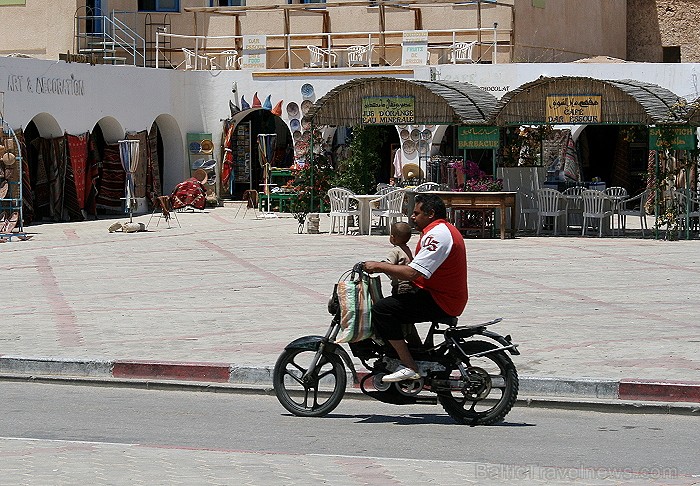 Douz – ir tipisks Tunisijas ciemats tuksnesī: tirdziņos šeit var nopirkt berberu rotaslietas un kamieļu ādas izstrādājumus, iedzīvotāji audzina vēja s Douz – ir tipisks Tunisijas ciemats tuksnesī: tirdziņos šeit var nopirkt berberu rotaslietas un kamieļu ādas izstrādājumus, iedzīvotāji audzina vēja s 90305