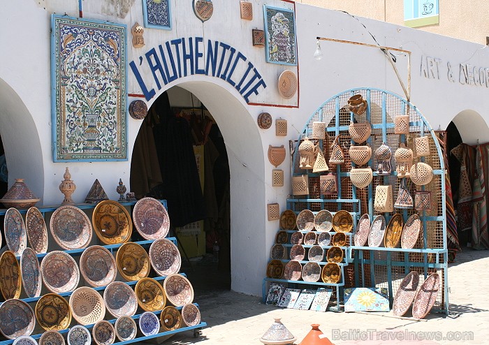 Douz – ir tipisks Tunisijas ciemats tuksnesī: tirdziņos šeit var nopirkt berberu rotaslietas un kamieļu ādas izstrādājumus, iedzīvotāji audzina vēja s Douz – ir tipisks Tunisijas ciemats tuksnesī: tirdziņos šeit var nopirkt berberu rotaslietas un kamieļu ādas izstrādājumus, iedzīvotāji audzina vēja s 90306