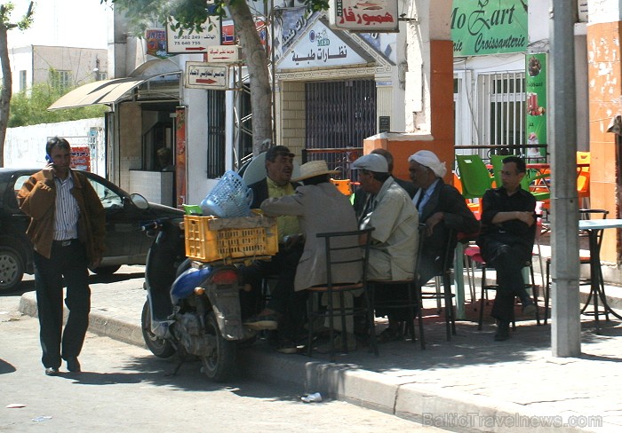 Medenina ir Tunisijas pilsēta, uz kuru ceļotāji dodas brīnumaino panorāmu meklējumos. Te var atrast berberu un romiešu kultūru pieminekļus. Šodien ied 90330