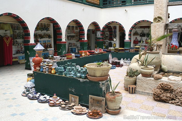 Tirdziņš Mini Souk atrodas uz Tunisijas lielākās salas - Džerbas. Te var ne tikai iegādāties vietējo amatnieku izstrādājumus, bet arī iepazīt Tunisija Tirdziņš Mini Souk atrodas uz Tunisijas lielākās salas - Džerbas. Te var ne tikai iegādāties vietējo amatnieku izstrādājumus, bet arī iepazīt Tunisija 90405