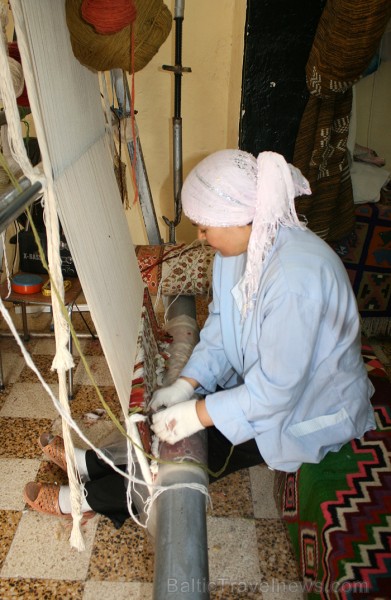 Tirdziņš Mini Souk atrodas uz Tunisijas lielākās salas - Džerbas. Te var ne tikai iegādāties vietējo amatnieku izstrādājumus, bet arī iepazīt Tunisija Tirdziņš Mini Souk atrodas uz Tunisijas lielākās salas - Džerbas. Te var ne tikai iegādāties vietējo amatnieku izstrādājumus, bet arī iepazīt Tunisija 90411