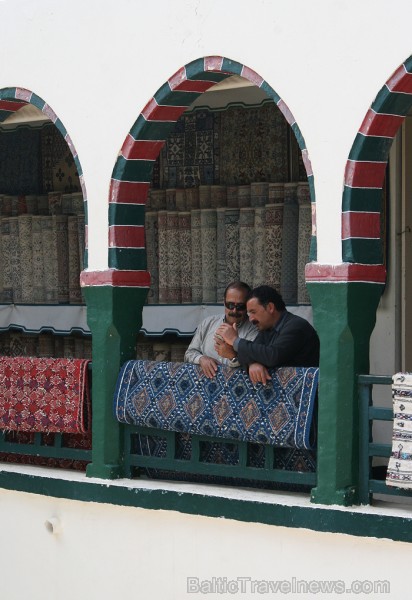 Tirdziņš Mini Souk atrodas uz Tunisijas lielākās salas - Džerbas. Te var ne tikai iegādāties vietējo amatnieku izstrādājumus, bet arī iepazīt Tunisija Tirdziņš Mini Souk atrodas uz Tunisijas lielākās salas - Džerbas. Te var ne tikai iegādāties vietējo amatnieku izstrādājumus, bet arī iepazīt Tunisija 90417