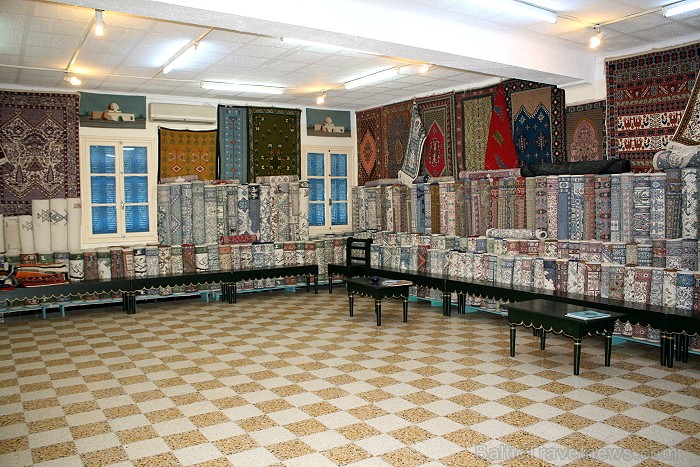 Tirdziņš Mini Souk atrodas uz Tunisijas lielākās salas - Džerbas. Te var ne tikai iegādāties vietējo amatnieku izstrādājumus, bet arī iepazīt Tunisija Tirdziņš Mini Souk atrodas uz Tunisijas lielākās salas - Džerbas. Te var ne tikai iegādāties vietējo amatnieku izstrādājumus, bet arī iepazīt Tunisija 90418