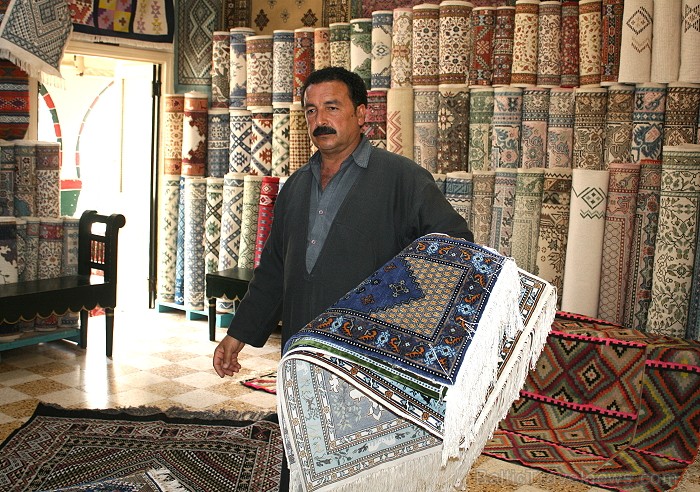 Tirdziņš Mini Souk atrodas uz Tunisijas lielākās salas - Džerbas. Te var ne tikai iegādāties vietējo amatnieku izstrādājumus, bet arī iepazīt Tunisija Tirdziņš Mini Souk atrodas uz Tunisijas lielākās salas - Džerbas. Te var ne tikai iegādāties vietējo amatnieku izstrādājumus, bet arī iepazīt Tunisija 90422