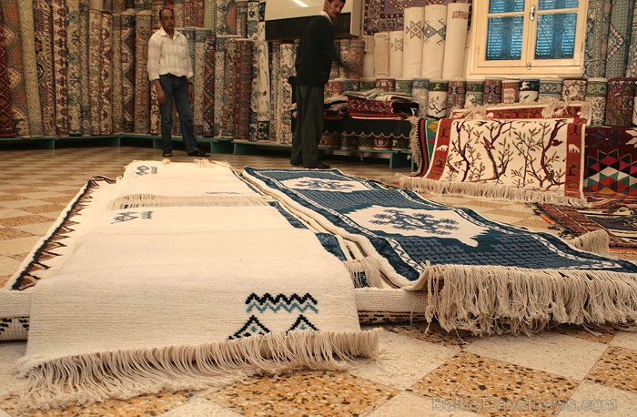 Tirdziņš Mini Souk atrodas uz Tunisijas lielākās salas - Džerbas. Te var ne tikai iegādāties vietējo amatnieku izstrādājumus, bet arī iepazīt Tunisija Tirdziņš Mini Souk atrodas uz Tunisijas lielākās salas - Džerbas. Te var ne tikai iegādāties vietējo amatnieku izstrādājumus, bet arī iepazīt Tunisija 90424