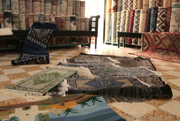 Tirdziņš Mini Souk atrodas uz Tunisijas lielākās salas - Džerbas. Te var ne tikai iegādāties vietējo amatnieku izstrādājumus, bet arī iepazīt Tunisija Tirdziņš Mini Souk atrodas uz Tunisijas lielākās salas - Džerbas. Te var ne tikai iegādāties vietējo amatnieku izstrādājumus, bet arī iepazīt Tunisija 90425