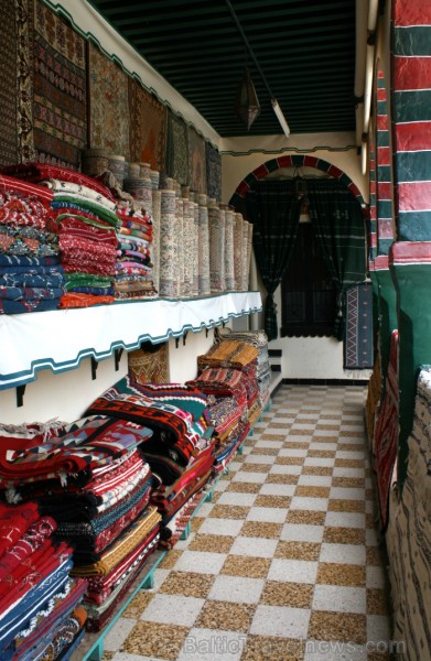 Tirdziņš Mini Souk atrodas uz Tunisijas lielākās salas - Džerbas. Te var ne tikai iegādāties vietējo amatnieku izstrādājumus, bet arī iepazīt Tunisija Tirdziņš Mini Souk atrodas uz Tunisijas lielākās salas - Džerbas. Te var ne tikai iegādāties vietējo amatnieku izstrādājumus, bet arī iepazīt Tunisija 90426
