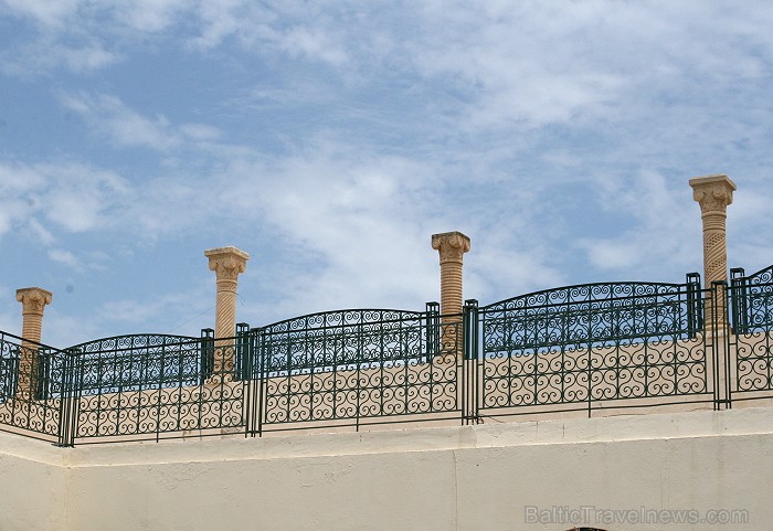 Tirdziņš Mini Souk atrodas uz Tunisijas lielākās salas - Džerbas. Te var ne tikai iegādāties vietējo amatnieku izstrādājumus, bet arī iepazīt Tunisija Tirdziņš Mini Souk atrodas uz Tunisijas lielākās salas - Džerbas. Te var ne tikai iegādāties vietējo amatnieku izstrādājumus, bet arī iepazīt Tunisija 90427