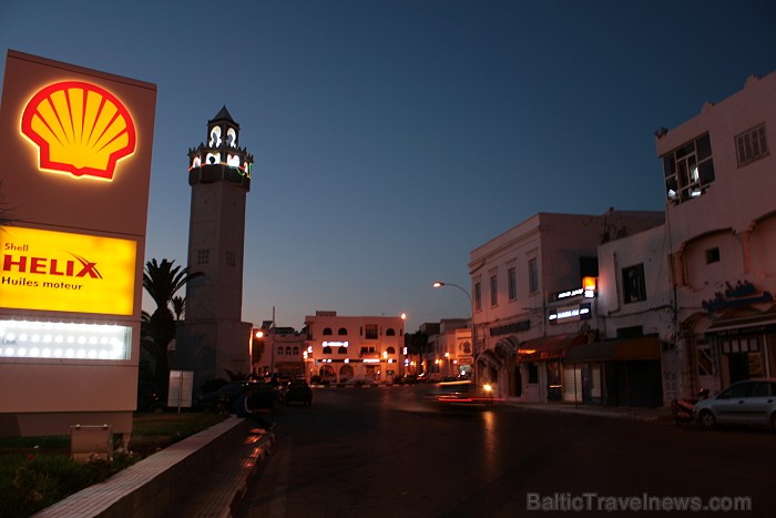 Mahdija ir neliela Tunisijas pilsēta, kura atrodas valsts dienvidu piekraste. Mahdija ir klasisks Tunisijas kūrorts ar daudziem zivju restorāniem, bal Mahdija ir neliela Tunisijas pilsēta, kura atrodas valsts dienvidu piekraste. Mahdija ir klasisks Tunisijas kūrorts ar daudziem zivju restorāniem, bal 90556