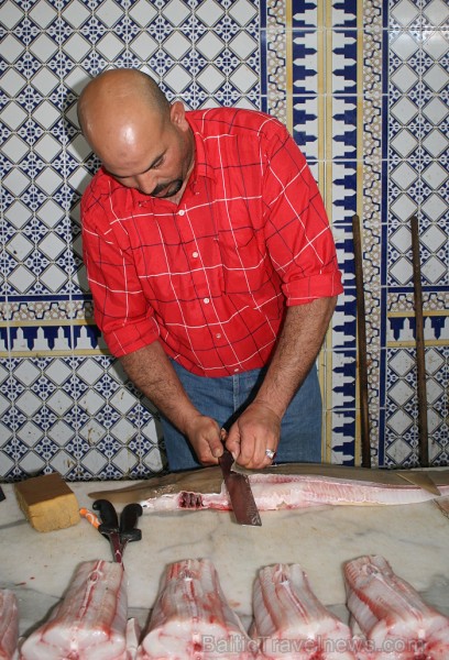 Dodies Tunisijas kolorīta meklējumos uz Mahdijas pilsētas vietējo ostas tirdziņu 90625