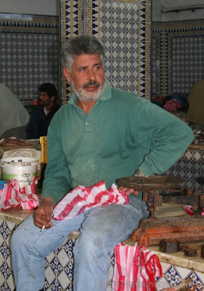 Dodies Tunisijas kolorīta meklējumos uz Mahdijas pilsētas vietējo ostas tirdziņu 90631