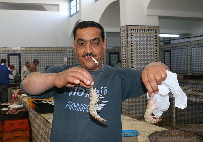 Dodies Tunisijas kolorīta meklējumos uz Mahdijas pilsētas vietējo ostas tirdziņu 90646