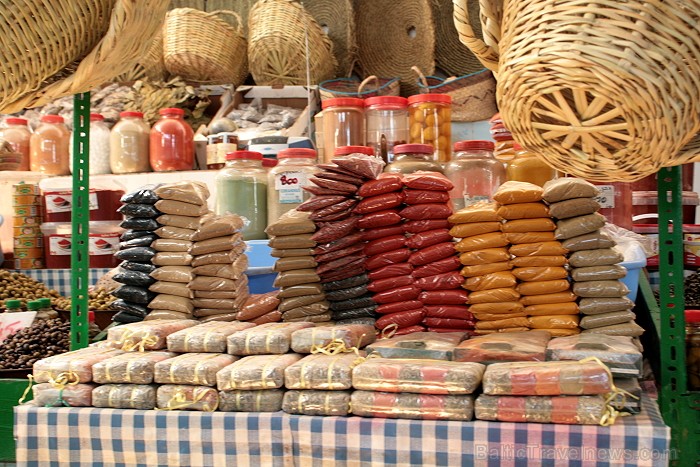 Dodies Tunisijas kolorīta meklējumos uz Mahdijas pilsētas vietējo ostas tirdziņu 90664