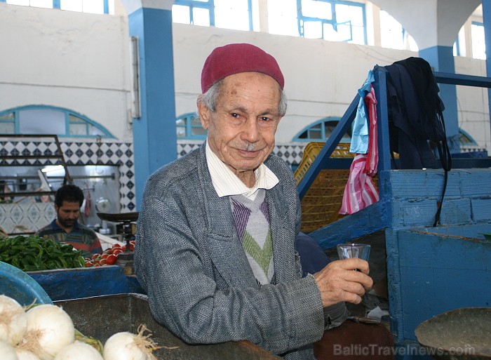 Dodies Tunisijas kolorīta meklējumos uz Mahdijas pilsētas vietējo ostas tirdziņu 90670