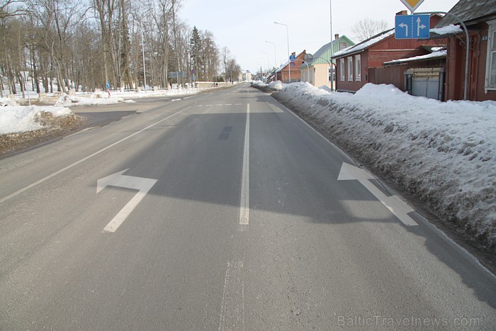 Sniega kupenas ir atņēmušas daļu no ceļa Krāslavā... 90912