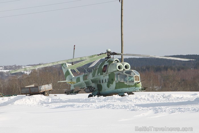 Netālu no Daugavpils vienas mājas pagalmu rotā īsts helikopters 90915