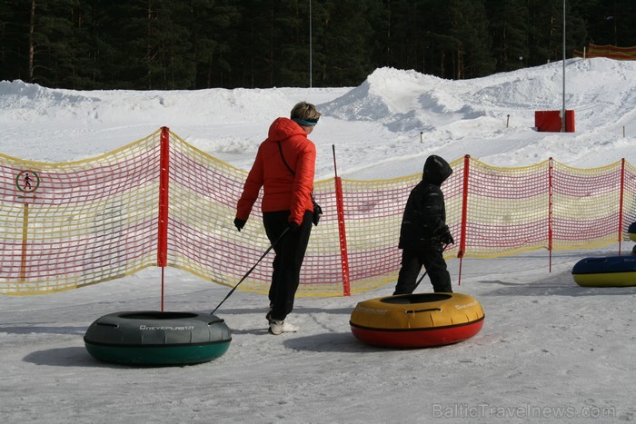 Sniega Parkā Mežaparkā vēl iespējams baudīt ziemas priekus, ko aktīvi izmanto gan bērni, gan pieaugušie www.sniegaparks.lv Sniega Parkā Mežaparkā vēl iespējams baudīt ziemas priekus, ko aktīvi izmanto gan bērni, gan pieaugušie www.sniegaparks.lv 91169