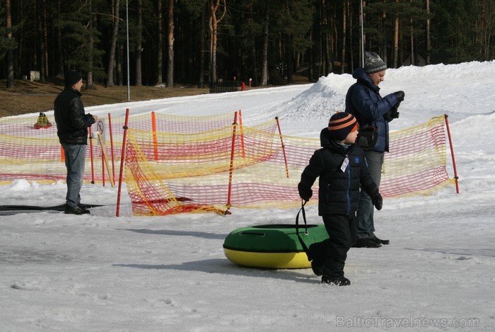 Sniega Parkā Mežaparkā vēl iespējams baudīt ziemas priekus, ko aktīvi izmanto gan bērni, gan pieaugušie www.sniegaparks.lv Sniega Parkā Mežaparkā vēl iespējams baudīt ziemas priekus, ko aktīvi izmanto gan bērni, gan pieaugušie www.sniegaparks.lv 91171