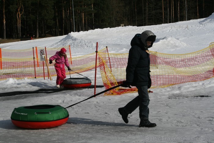 Sniega Parkā Mežaparkā vēl iespējams baudīt ziemas priekus, ko aktīvi izmanto gan bērni, gan pieaugušie www.sniegaparks.lv Sniega Parkā Mežaparkā vēl iespējams baudīt ziemas priekus, ko aktīvi izmanto gan bērni, gan pieaugušie www.sniegaparks.lv 91175