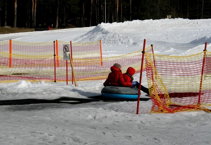 Sniega Parkā Mežaparkā vēl iespējams baudīt ziemas priekus, ko aktīvi izmanto gan bērni, gan pieaugušie www.sniegaparks.lv Sniega Parkā Mežaparkā vēl iespējams baudīt ziemas priekus, ko aktīvi izmanto gan bērni, gan pieaugušie www.sniegaparks.lv 91176