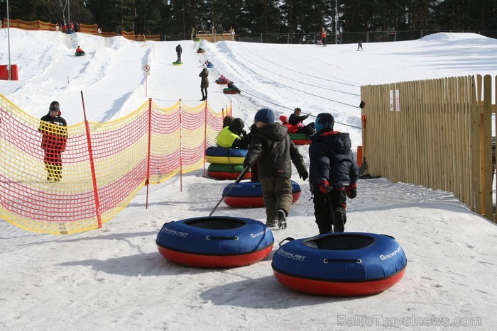 Sniega Parkā Mežaparkā vēl iespējams baudīt ziemas priekus, ko aktīvi izmanto gan bērni, gan pieaugušie www.sniegaparks.lv Sniega Parkā Mežaparkā vēl iespējams baudīt ziemas priekus, ko aktīvi izmanto gan bērni, gan pieaugušie www.sniegaparks.lv 91177
