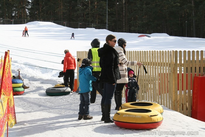 Sniega Parkā Mežaparkā vēl iespējams baudīt ziemas priekus, ko aktīvi izmanto gan bērni, gan pieaugušie www.sniegaparks.lv Sniega Parkā Mežaparkā vēl iespējams baudīt ziemas priekus, ko aktīvi izmanto gan bērni, gan pieaugušie www.sniegaparks.lv 91180