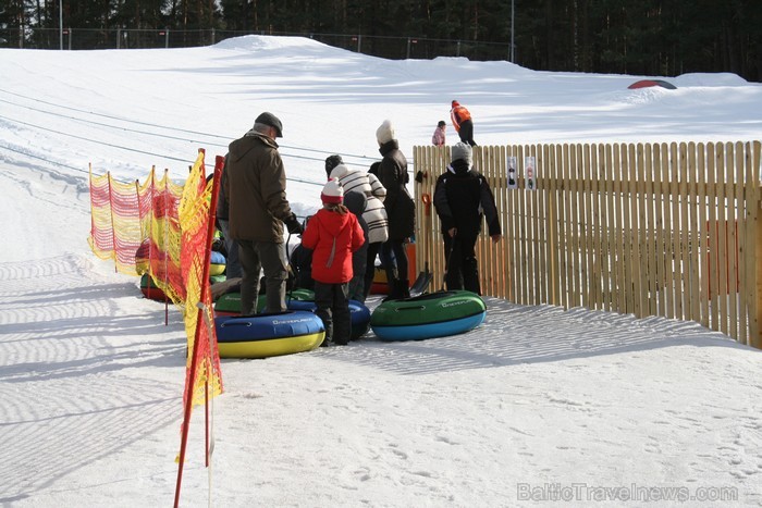 Sniega Parkā Mežaparkā vēl iespējams baudīt ziemas priekus, ko aktīvi izmanto gan bērni, gan pieaugušie www.sniegaparks.lv Sniega Parkā Mežaparkā vēl iespējams baudīt ziemas priekus, ko aktīvi izmanto gan bērni, gan pieaugušie www.sniegaparks.lv 91181