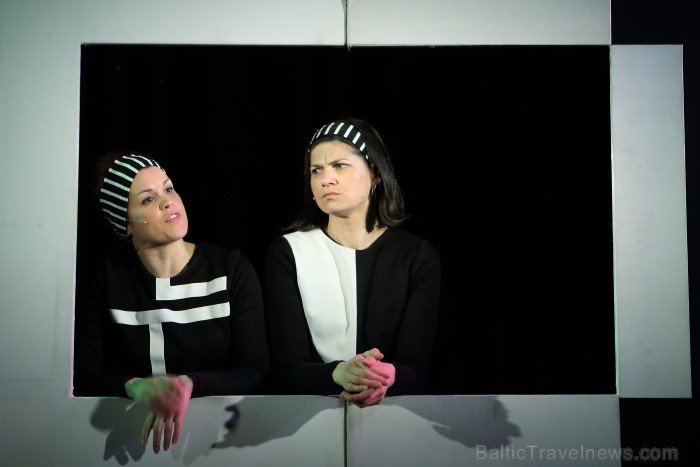 Skolēnu brīvlaikā uz Tallink kuģa dejotprasmi rādīja Dzintariņš un Dzītariņš, bet leļļu teātris priecēja ar izrādi Joka pēc alfabēts. Foto: Juris Ķilk 91361