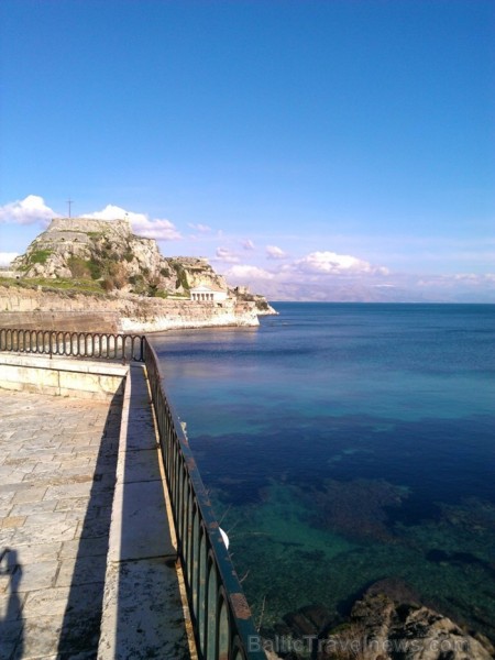 Vecais cietoksnis un aiz jūras – Grieķija vai Albānija; neviens īsti nezina, kur abas valstis robežojas www.visitgreece.gr 91419