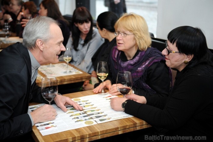 Mākslinieks Egils Rozenbergs, Galerijas Bastejs vadītāja Baiba Morkāne un māksliniece Helēna Heinrihsone - www.vinastudija.lv Mākslinieks Egils Rozenbergs, Galerijas Bastejs vadītāja Baiba Morkāne un māksliniece Helēna Heinrihsone - www.vinastudija.lv 91731