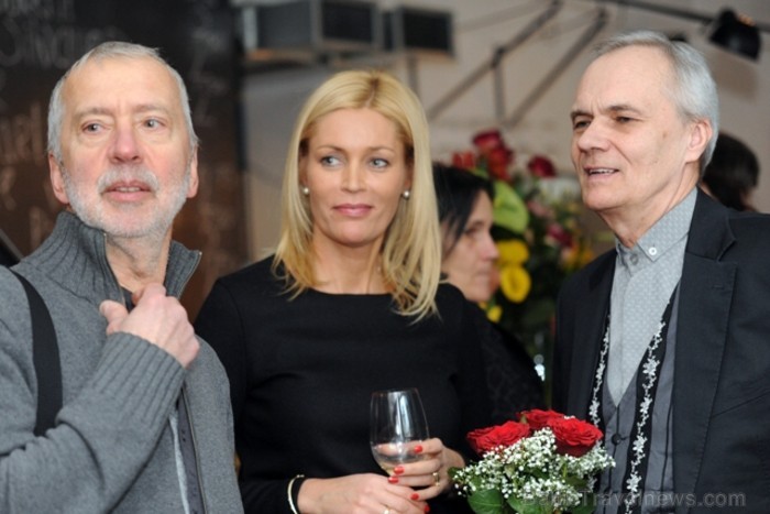 Rotu mākslinieks Māris Auniņš, Vīna Studijas direktore Ilze Freimane un mākslinieks Egils Rozenbergs - www.vinastudija.lv Rotu mākslinieks Māris Auniņš, Vīna Studijas direktore Ilze Freimane un mākslinieks Egils Rozenbergs - www.vinastudija.lv 91733