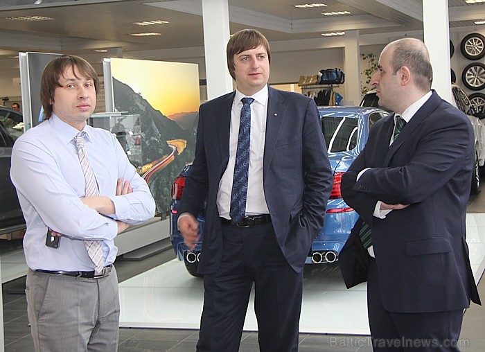 Alpina automobiļos jaudas netrūkst, tomēr galvenais uzsvars tajos tiek likts uz komfortu, kas saglabājas pat pie ātruma 300 kilometri stundā. Ar to Al Alpina automobiļos jaudas netrūkst, tomēr galvenais uzsvars tajos tiek likts uz komfortu, kas saglabājas pat pie ātruma 300 kilometri stundā. Ar to Al 91775