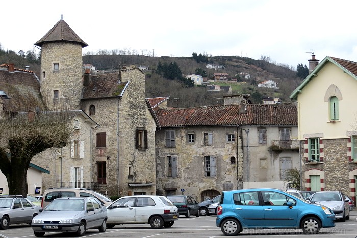 Villefranche de Rouergue ir brīnišķīga Tulūzas pilsēta ar šaurām bruģētām ieliņām, viduslaiku ēkām un Aveyron upes tiltiem Villefranche de Rouergue ir brīnišķīga Tulūzas pilsēta ar šaurām bruģētām ieliņām, viduslaiku ēkām un Aveyron upes tiltiem 91853