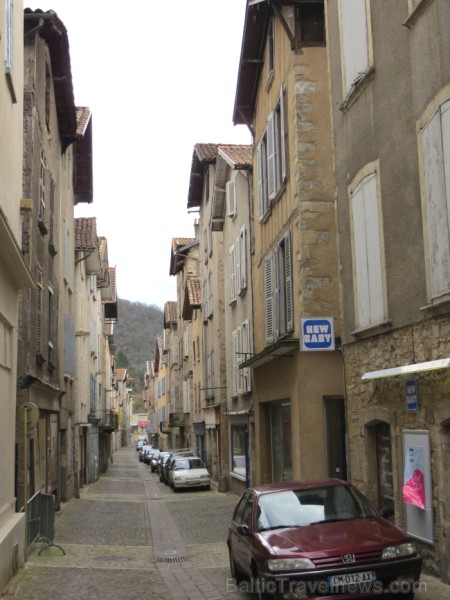 Villefranche de Rouergue ir brīnišķīga Tulūzas pilsēta ar šaurām, bruģētām ieliņām, viduslaiku ēkām un Aveyron upes tiltiem Villefranche de Rouergue ir brīnišķīga Tulūzas pilsēta ar šaurām, bruģētām ieliņām, viduslaiku ēkām un Aveyron upes tiltiem 91862