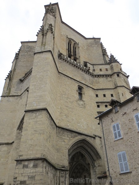 Villefranche de Rouergue ir brīnišķīga Tulūzas pilsēta ar šaurām, bruģētām ieliņām, viduslaiku ēkām un Aveyron upes tiltiem Villefranche de Rouergue ir brīnišķīga Tulūzas pilsēta ar šaurām, bruģētām ieliņām, viduslaiku ēkām un Aveyron upes tiltiem 91864