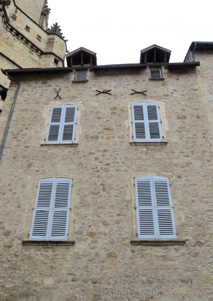 Villefranche de Rouergue ir brīnišķīga Tulūzas pilsēta ar šaurām, bruģētām ieliņām, viduslaiku ēkām un Aveyron upes tiltiem Villefranche de Rouergue ir brīnišķīga Tulūzas pilsēta ar šaurām, bruģētām ieliņām, viduslaiku ēkām un Aveyron upes tiltiem 91865