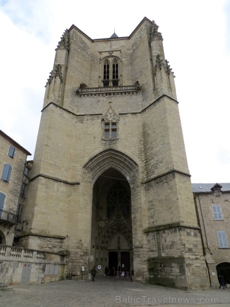 Villefranche de Rouergue ir brīnišķīga Tulūzas pilsēta ar šaurām, bruģētām ieliņām, viduslaiku ēkām un Aveyron upes tiltiem Villefranche de Rouergue ir brīnišķīga Tulūzas pilsēta ar šaurām, bruģētām ieliņām, viduslaiku ēkām un Aveyron upes tiltiem 91867