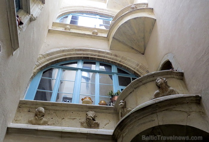 Villefranche de Rouergue ir brīnišķīga Tulūzas pilsēta ar šaurām, bruģētām ieliņām, viduslaiku ēkām un Aveyron upes tiltiem Villefranche de Rouergue ir brīnišķīga Tulūzas pilsēta ar šaurām, bruģētām ieliņām, viduslaiku ēkām un Aveyron upes tiltiem 91871