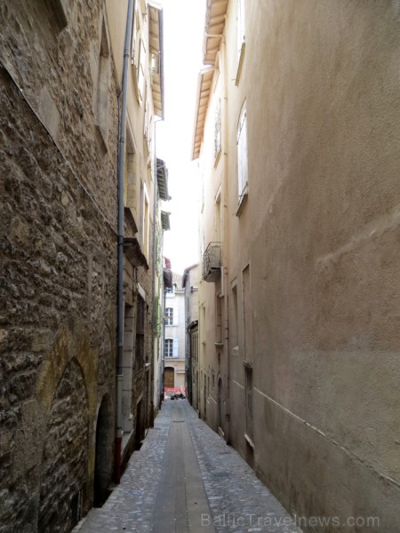 Villefranche de Rouergue ir brīnišķīga Tulūzas pilsēta ar šaurām, bruģētām ieliņām, viduslaiku ēkām un Aveyron upes tiltiem Villefranche de Rouergue ir brīnišķīga Tulūzas pilsēta ar šaurām, bruģētām ieliņām, viduslaiku ēkām un Aveyron upes tiltiem 91875