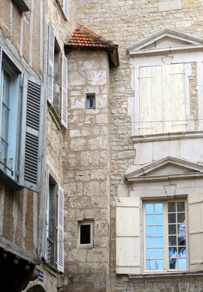 Villefranche de Rouergue ir brīnišķīga Tulūzas pilsēta ar šaurām, bruģētām ieliņām, viduslaiku ēkām un Aveyron upes tiltiem Villefranche de Rouergue ir brīnišķīga Tulūzas pilsēta ar šaurām, bruģētām ieliņām, viduslaiku ēkām un Aveyron upes tiltiem 91876