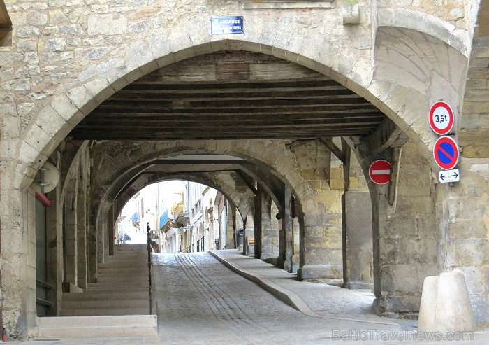 Villefranche de Rouergue ir brīnišķīga Tulūzas pilsēta ar šaurām, bruģētām ieliņām, viduslaiku ēkām un Aveyron upes tiltiem Villefranche de Rouergue ir brīnišķīga Tulūzas pilsēta ar šaurām, bruģētām ieliņām, viduslaiku ēkām un Aveyron upes tiltiem 91882