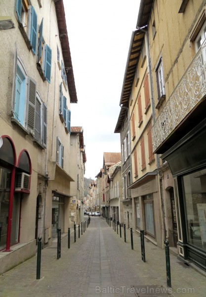 Villefranche de Rouergue ir brīnišķīga Tulūzas pilsēta ar šaurām, bruģētām ieliņām, viduslaiku ēkām un Aveyron upes tiltiem Villefranche de Rouergue ir brīnišķīga Tulūzas pilsēta ar šaurām, bruģētām ieliņām, viduslaiku ēkām un Aveyron upes tiltiem 91884